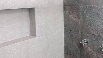 Toallas, jabón, shampoo, papel higiénico