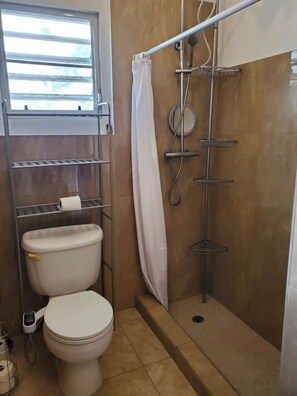 Douche, serviettes fournies, savon, shampooing