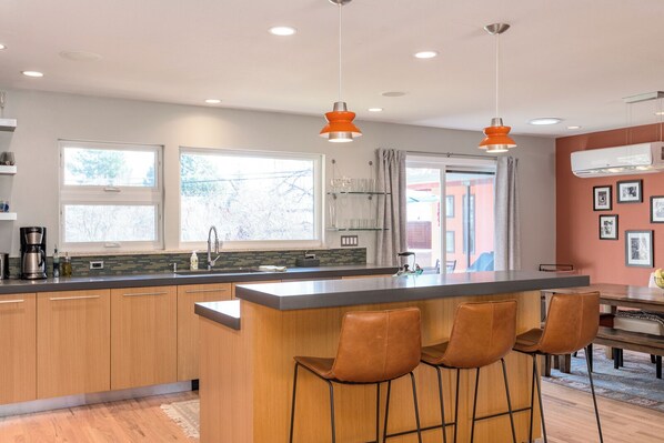 Interior - Explore Boulder - Patio w/ hot tub & fire pit!
(Boulder)