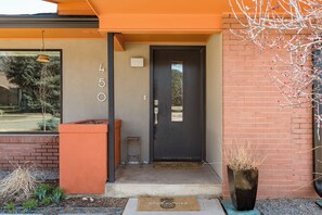 Exterior detail - Explore Boulder - Patio w/ hot tub & fire pit!
(Boulder)