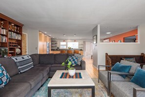 Living area - Explore Boulder - Patio w/ hot tub & fire pit!
(Boulder)