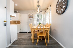 Dining - Legends Landing-Home 1.5mi To ND (South Bend)