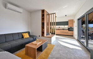 Smart TV, chimenea, futbolito y estéreo 