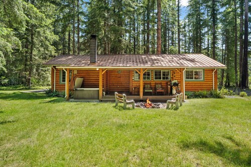 Secluded River Front Cabin @ Mt Rainier w/ Hot Tub