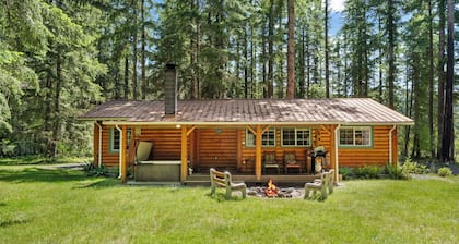 Secluded River Front Cabin @ Mt Rainier w/ Hot Tub