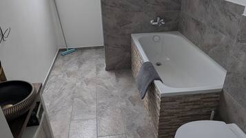 Hiustenkuivaaja, pyyhkeet, saippua, sampoo