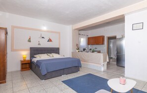 1 habitación, tabla de planchar con plancha, wifi gratis y ropa de cama 