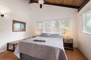 2 bedrooms, iron/ironing board, WiFi, bed sheets - Palm Cottage-Beach across the street, Ocean Views (Hauula)