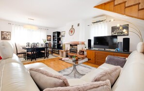 Smart-TV, Kamin, Tischfußball, Tischtennisplatte