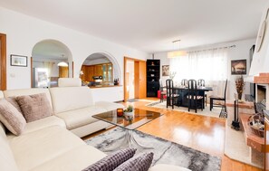 TV connectée, cheminée, baby-foot, table de tennis de table