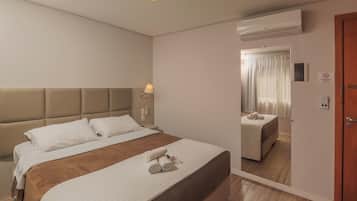 Quarto casal standard | Espaço de trabalho para notebook, Wi-Fi de cortesia