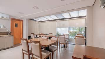 Café da manhã com buffet grátis todos os dias