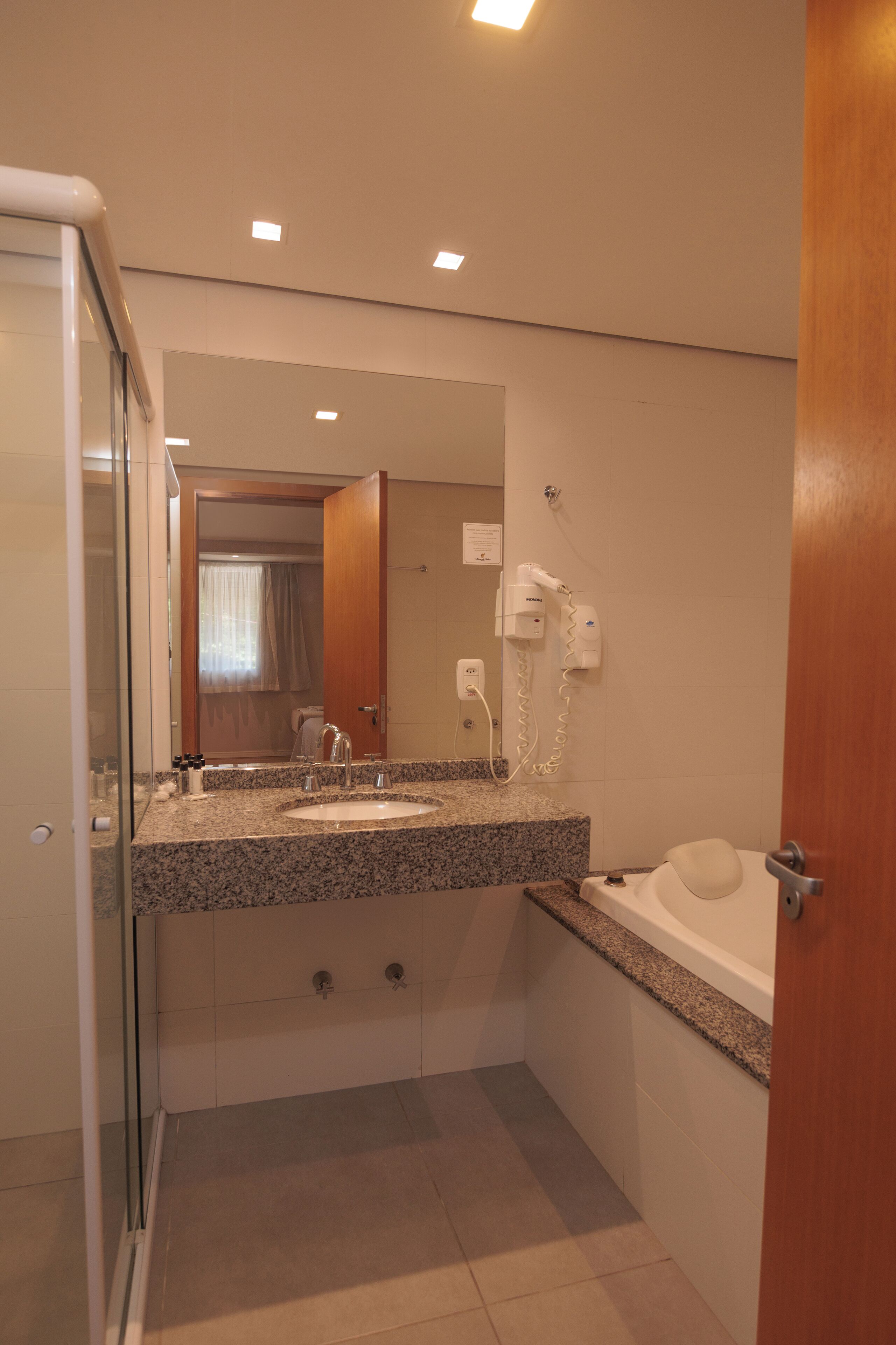 Habitación triple Deluxe | Baño | Bañera y ducha independientes, toallas, jabón y champú