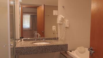 Habitación triple Deluxe | Baño | Bañera y ducha independientes, toallas, jabón y champú
