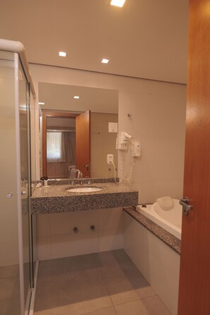 Deluxe Triple Room | Bathroom | Separate bathtub and shower, towels, soap, shampoo - Pousada Zammá Gramado (Gramado)