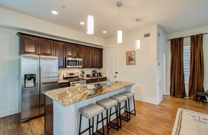 冰箱、微波炉、烤箱、炉灶