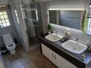 Luxe tweepersoonskamer, balkon, uitzicht op zwembad | Badkamer | Gratis toiletartikelen, zeep, shampoo, toiletpapier