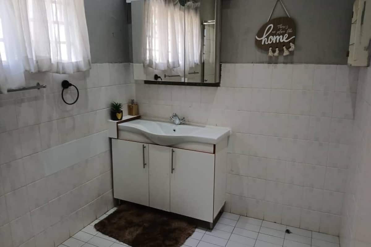 Deluxe Room, 1 Bedroom, Garden View | Bathroom | Free toiletries, soap, shampoo, toilet paper