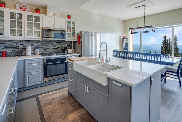 Fridge, microwave, oven, stovetop - Spacious 3-Bedroom Townhome w/ Stunning Views, Hot Tub & Ski-In/Ski-Out (Vernon)