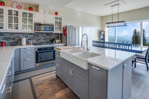 Spacious 3-Bedroom Townhome w/ Stunning Views, Hot Tub & Ski-In/Ski-Out