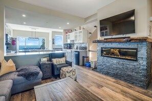 Smart TV, fireplace - Spacious 3-Bedroom Townhome w/ Stunning Views, Hot Tub & Ski-In/Ski-Out (Vernon)