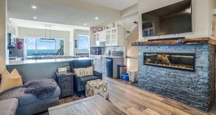Spacious 3-Bedroom Townhome w/ Stunning Views, Hot Tub & Ski-In/Ski-Out