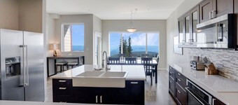 Spacious 3-Bedroom Townhome w/ Hot Tub, Ski-In/Ski-Out & Stunning Views