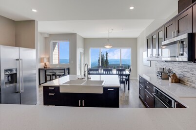 Spacious 3-Bedroom Townhome w/ Hot Tub, Ski-In/Ski-Out & Stunning Views