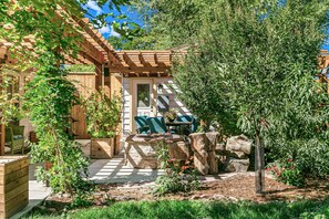 Terrace/patio - Charming 1-bdrm newly built upscale Cottage with WiFi, AC in peaceful Northglenn (Northglenn)