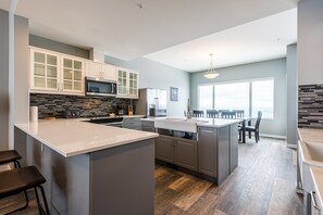 Een koelkast, een microgolfoven, een oven, een kookplaat