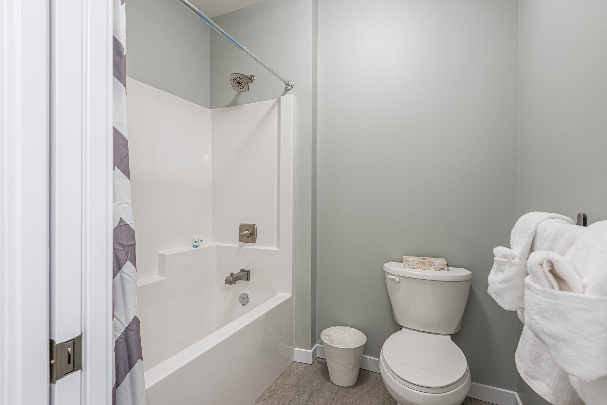 Ein Badezimmer mit Badewanne, Toilette und Dusche.