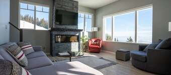 Closest to the Gondola – Spacious 3-Bedroom Property w/ Hot Tub, Ski-In/Ski-Out & Stunning Views