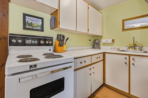 Kylskåp, mikrovågsugn, ugn och spishäll