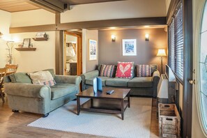 Smart TV, fireplace - Charming 2-Bedroom Suite w/ Hot Tub & Ski in/Out – Perfect for Families & Groups (Vernon)