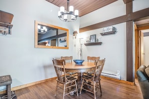 Dining - Charming 2-Bedroom Suite – Perfect for Families & Groups (Vernon)