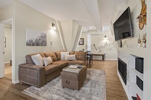 Smart TV, fireplace - Cozy 2BR Suite w/ Ski-in/Out & hot tub! (Silver Star Mountain)