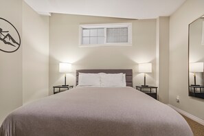 2 bedrooms, free WiFi, bed sheets - Cozy 2BR Suite w/ Ski-in/Out & hot tub! (Silver Star Mountain)