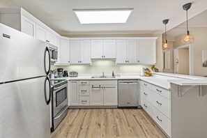 Fridge, microwave, oven, stovetop - Cozy 2BR Suite w/ Ski-in/Out & hot tub! (Silver Star Mountain)