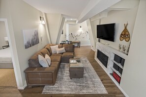 Smart TV, fireplace - Cozy 2BR Suite w/ Ski-in/Out & hot tub! (Silver Star Mountain)