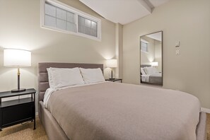 2 bedrooms, free WiFi, bed sheets - Cozy 2BR Suite w/ Ski-in/Out & hot tub! (Silver Star Mountain)