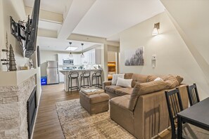 Smart TV, fireplace - Cozy 2BR Suite w/ Ski-in/Out & hot tub! (Silver Star Mountain)
