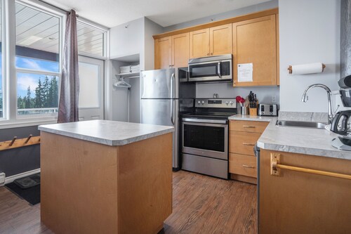 Spacious Mountain Suite w/ Hot Tub, BBQ & Ski Locker!