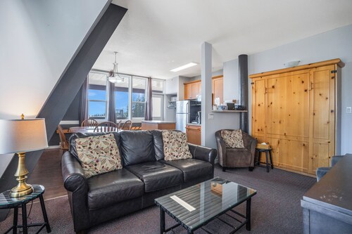 Spacious Mountain Suite w/ Hot Tub, BBQ & Ski Locker!
