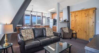 Spacious Mountain Suite w/ Hot Tub, BBQ & Ski Locker!