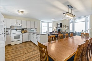 Kylskåp, mikrovågsugn, ugn och spishäll