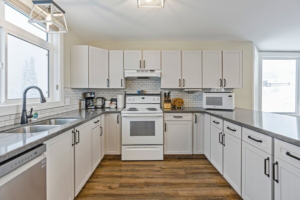 Kylskåp, mikrovågsugn, ugn och spishäll