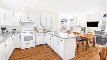 Frigorífico, microondas, horno y placa de cocina