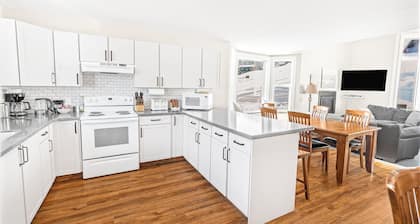 Spacious 4-Level Suite w/ Fireplace & Flexible Sleeping for 17