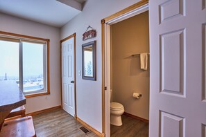 Dusj, hårføner og håndklær