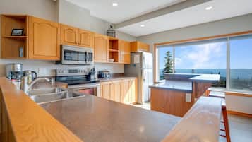 Coffee/tea maker, fridge, microwave, oven